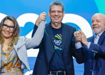 Márcio Macêdo, ministro da Secretaria-Geral da Presidência da República, ao lado de Rosângela Lula da Silva (e) e Luiz Inácio Lula da Silva (d) • Ricardo Stuckert/PR