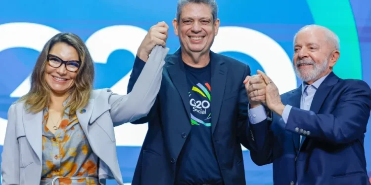 Sob pressão e alvo de fogo amigo, ministro planeja viajar com Lula na sexta