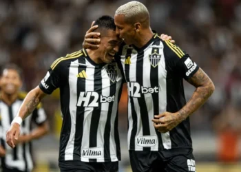 Cuello e Deyverson comemoram o quarto gol do Atlético-MG sobre o Manaus pela Copa do Brasil • Pedro Souza / Atlético