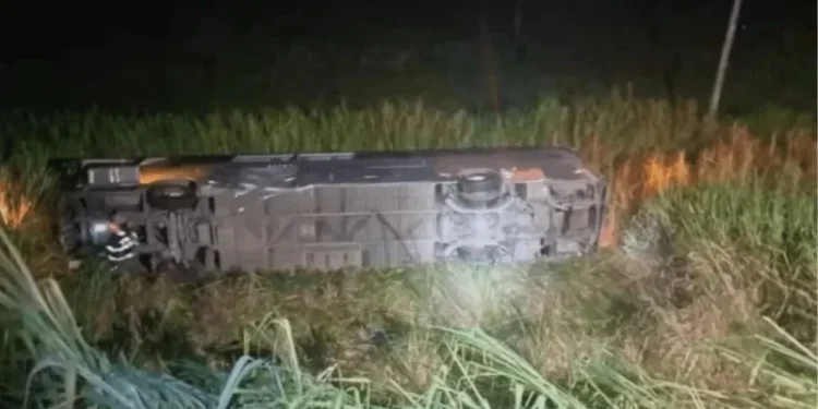 Acidente de ônibus com 45 passageiros deixa um morto no interior de SP