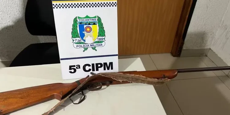 Homem é preso suspeito de agredir esposa e atirar contra policiais que prestavam atendimento à vítima