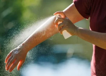 Os repelentes usados para prevenir a dengue • Zbynek Pospisil/GettyImages