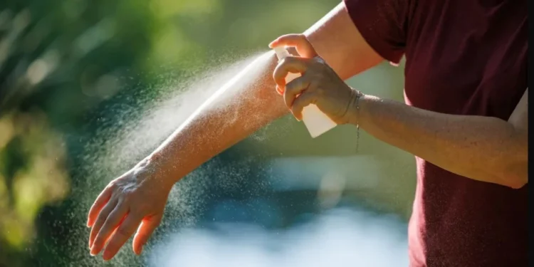 Você passa repelente corretamente? Uso errado pode comprometer eficácia