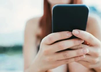 Nos últimos meses, a “terapia da rejeição” ganhou popularidade nas redes sociais, especialmente no TikTok • Filadendron/GettyImages