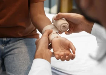 patinetes elétricos e afogamentos são os principais pontos de atenção para quem quer fugir do pronto-socorro • Freepik