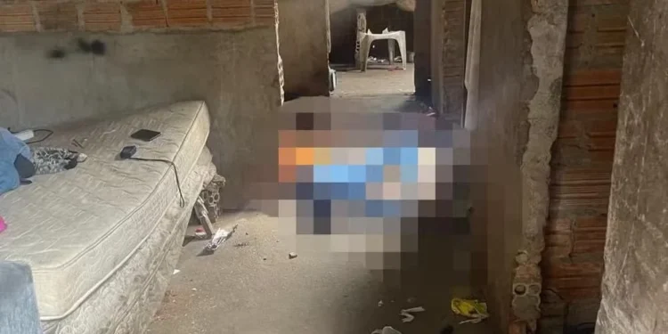 Corpo de mulher é encontrado com ferimento de faca dentro de casa abandonada