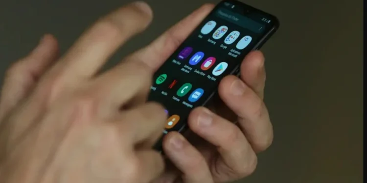 Proibição de celular melhora aprendizado no 1º mês, diz secretário