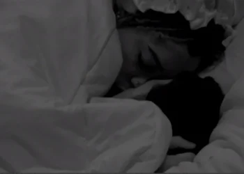 Thamris e João Gabriel foram para baixo do edredom após a Festa do Líder de quarta-feira (5) • Reprodução/Globoplay