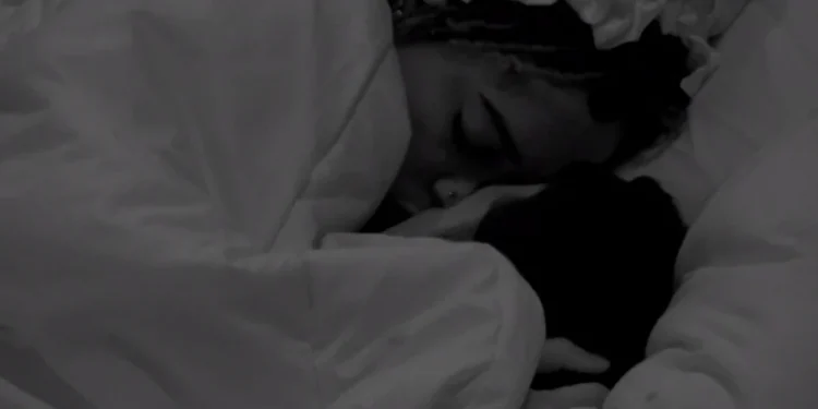 BBB25: Thamiris e João Gabriel trocam beijos debaixo do edredom após festa