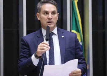O líder da oposição ao governo na Câmara, deputado Zucco (PL-RS), em discurso no plenário da Casa • Bruno Spada/Câmara dos Deputados