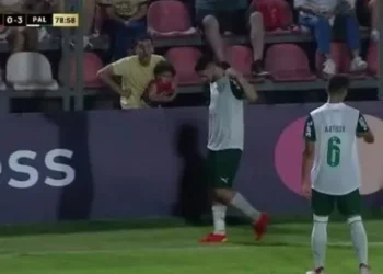 Torcedor do Cerro Porteño faz gestos racistas para Figueiredo, do Palmeiras • Foto: Reprodução Sportv