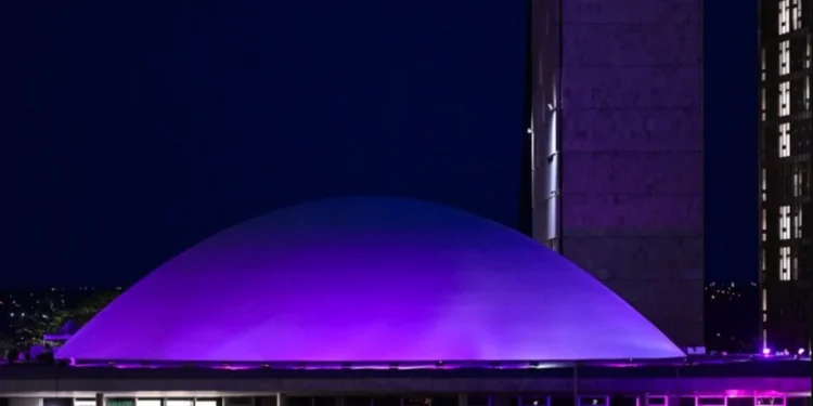 Senado ganha iluminação roxa em homenagem ao Dia Internacional da Mulher