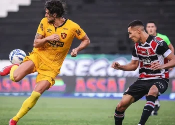 Lance de jogo entre Santa Cruz e Sport • Paulo Paiva/ Sport Recife.