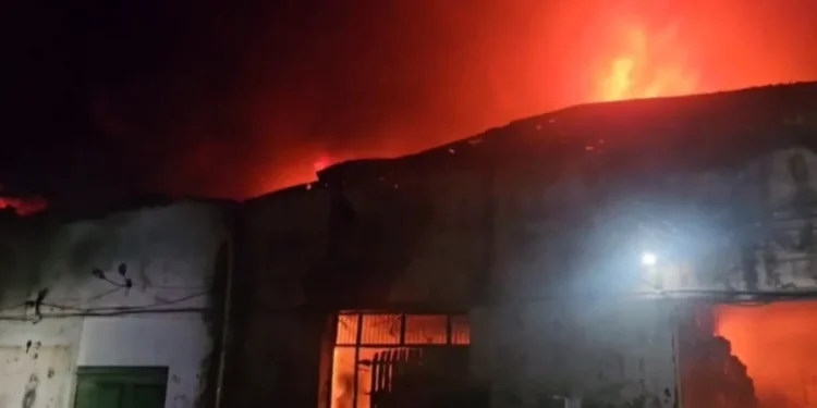 Incêndio atinge galpão de materiais para construção no Centro do Rio