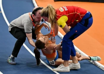 Maureen Koster, corredora holandesa, cai durante prova do Campeonato Europeu Indoor • Sam Barnes/Sportsfile via Getty Images