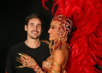 Sabrina Sato e Nicolas Prattes na Marques de Sapucaí durante o Carnaval 2025 • Julio César/ AgNews