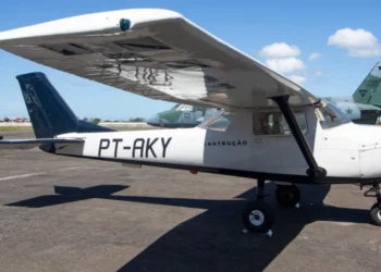 Aeronave de matrícula PT-AKY caiu na tarde deste domingo (9), no litoral paulista • Divulgação