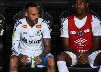 Neymar do Santos ficou no banco durante a semifinal do Paulistão • Roberto Casimiro/FotoArena/Estadão Conteúdo