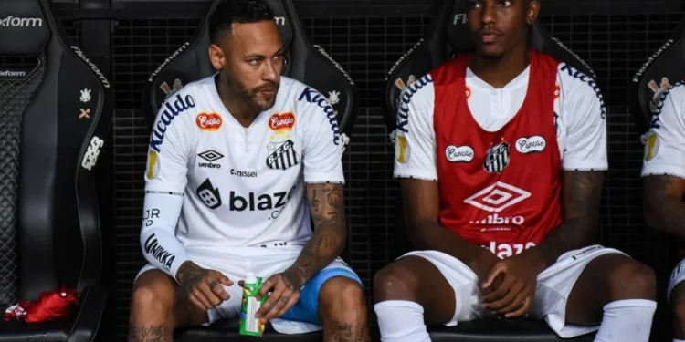 Neymar do Santos ficou no banco durante a semifinal do Paulistão • Roberto Casimiro/FotoArena/Estadão Conteúdo