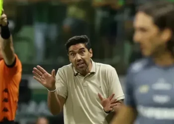 Abel Ferreira durante a vitória do Palmeiras sobre o São Paulo • Cesar Greco/Palmeiras