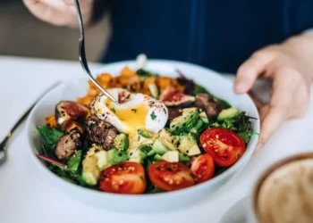 A dieta low carb consiste no maior consumo de proteínas e gorduras boas e no menor consumo de carboidratos • d3sign/GettyImages