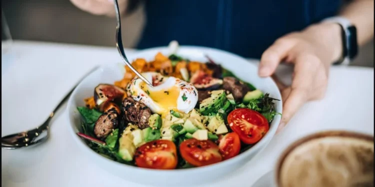 A dieta low carb consiste no maior consumo de proteínas e gorduras boas e no menor consumo de carboidratos • d3sign/GettyImages