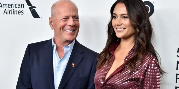Bruce Willis e sua esposa Emma Heming Willis no 57º Festival de Cinema de Nova York em 2019 • Theo Wargo/Getty Images for Film at Lincoln Center