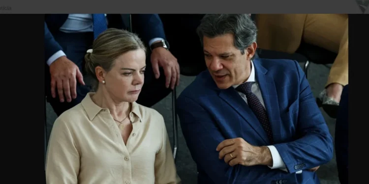 O ministro da fazenda, Fernando Haddad (d) e Gleisi Hoffmann (e), durante cerimônia de lançamento do programa “Crédito do Trabalhador”, na última quarta-feira (12) • 12/03/2025 - Antonio Cruz/Agência Brasil