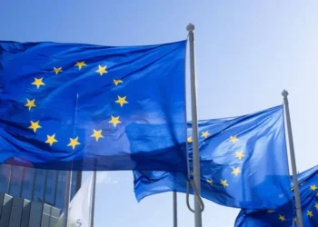 Bandeiras da União Europeia • ALEXANDRE LALLEMAND/Unsplash