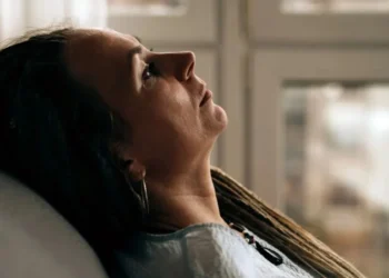 Fadiga sentida na menopausa pode estar relacionada à sangramento excessivo anos antes • Fiordaliso/GettyImages