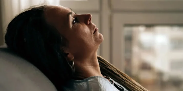 Fadiga sentida na menopausa pode estar relacionada à sangramento excessivo anos antes • Fiordaliso/GettyImages