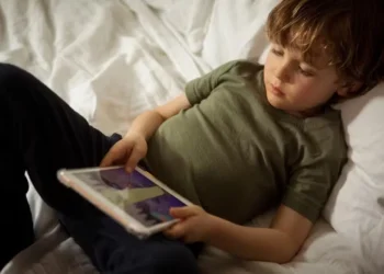 Estudo conecta exposição a telas digitais a risco de miopia