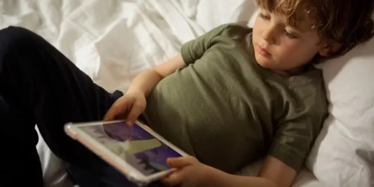 Estudo conecta exposição a telas digitais a risco de miopia — Foto: Adobe Stock