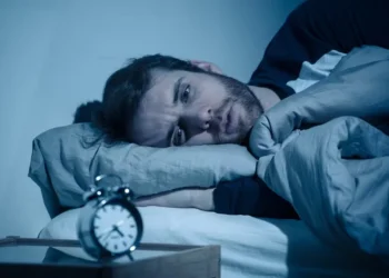 O que pode acontecer comigo se eu dormir com os olhos abertos?