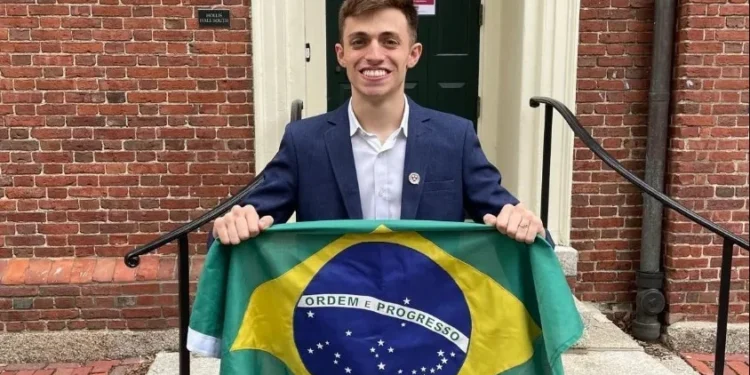 Eduardo Vasconcelos vai fazer mestrado na melhor universidade da China • Arquivo pessoal