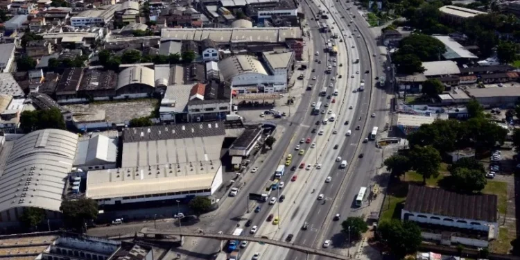 Bandidos atiram dentro de ônibus durante assalto na Avenida Brasil (RJ)