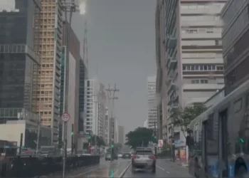 Chuva na Avenida Paulista, em São Paulo • CNN