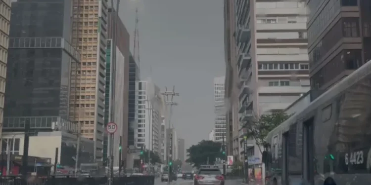 Chuva na Avenida Paulista, em São Paulo • CNN