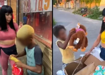 Crianças recebem macaco de pelúcia e banana em vídeo da influencer Kerollen • Reprodução