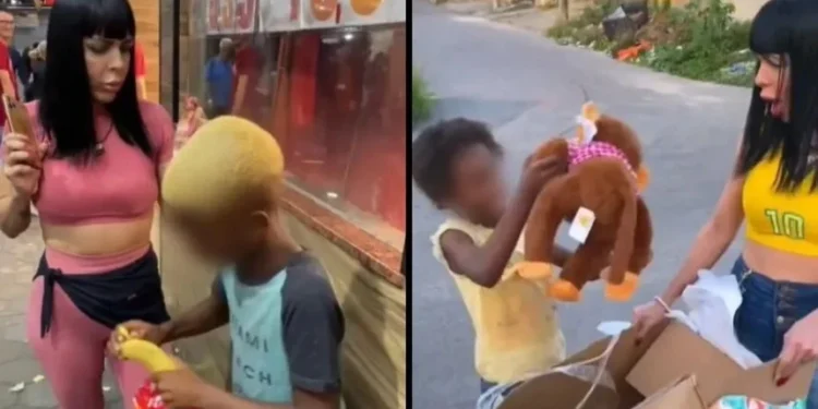 Crianças recebem macaco de pelúcia e banana em vídeo da influencer Kerollen • Reprodução