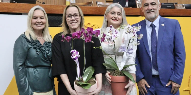 Sessão da Mulher: Amélio Cayres entrega honraria à primeira telefonista da Aleto e à ascensorista da Casa de Leis