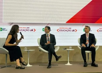 Presidente da Câmara dos Deputados, Hugo Motta (Republicanos-PB), participa de evento sobre educação em SP com o presidente da frente parlamentar da Educação, Rafael Brito (MDB-AL)Imagem: Ana Paula Bimbati/UOL