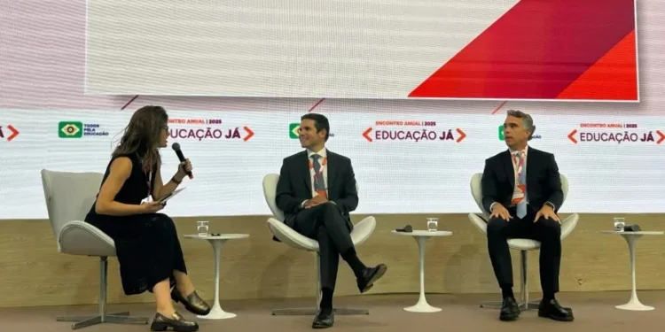 Presidente da Câmara dos Deputados, Hugo Motta (Republicanos-PB), participa de evento sobre educação em SP com o presidente da frente parlamentar da Educação, Rafael Brito (MDB-AL)Imagem: Ana Paula Bimbati/UOL