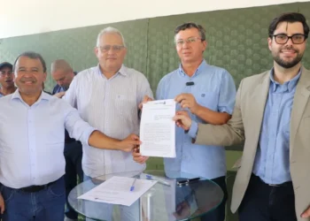 Da esquerda pra direita: secretário executivo da Pesca e Aquicultura, Rodrigo Ayres, prefeito de Pau D'Arco, Gilmar Oliveira, prefeito de Arapoema, Paulo Pedreira, secretário-executivo da Indústria, Comércio e Serviços, Elenil da Penha - Foto: Nafael Silva/Prefeitura de Arapoema/Divulgação