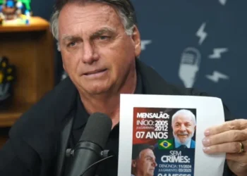 Bolsonaro segurando uma montagem comparando seu processo com o Mensalão • Grupo Flow/Igor 3K (@igor.3k)