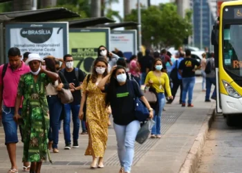 Pessoas circulam com máscara de proteção em Brasília • Marcelo Camargo/Agência Brasil