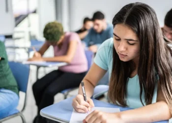 Adolescentes sentem pressão escolar, mas desafios variam por gênero