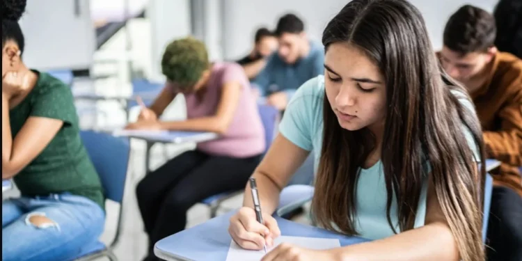 De acordo com uma nova pesquisa do Pew Research Center, meninos e meninas adolescentes enfrentam muitos dos mesmos desafios, mas podem precisar de diferentes tipos de apoio • FG Trade/GettyImages