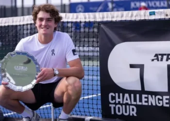João Fonseca com troféu na mão • Foto: Divulgação/João Fonseca