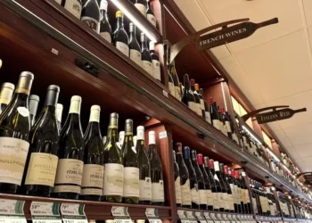 Trump ameaça taxar vinhos e destilados europeus em 200% — Foto: Justin Sullivan/Getty Images/AFP